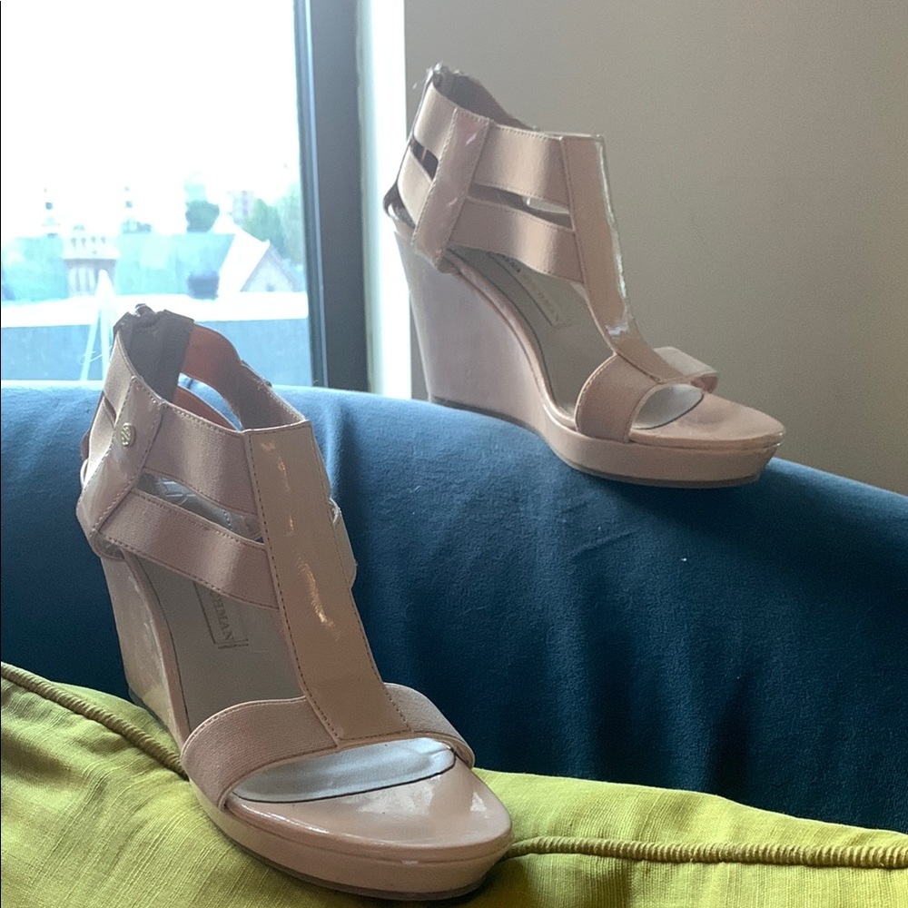 Fabulous Dana Buchman Elegant Nude Patent Leather Wedge Sandals - Size 7